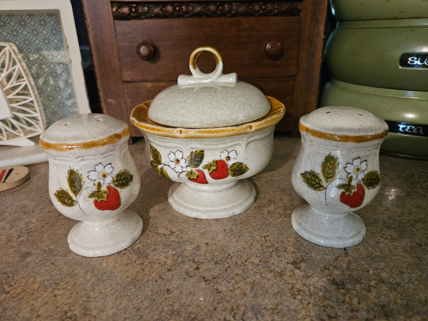 Mikasa Strawberry Festival 12-Piece Partial Dinnerware Set – EB-801 Made in Japan