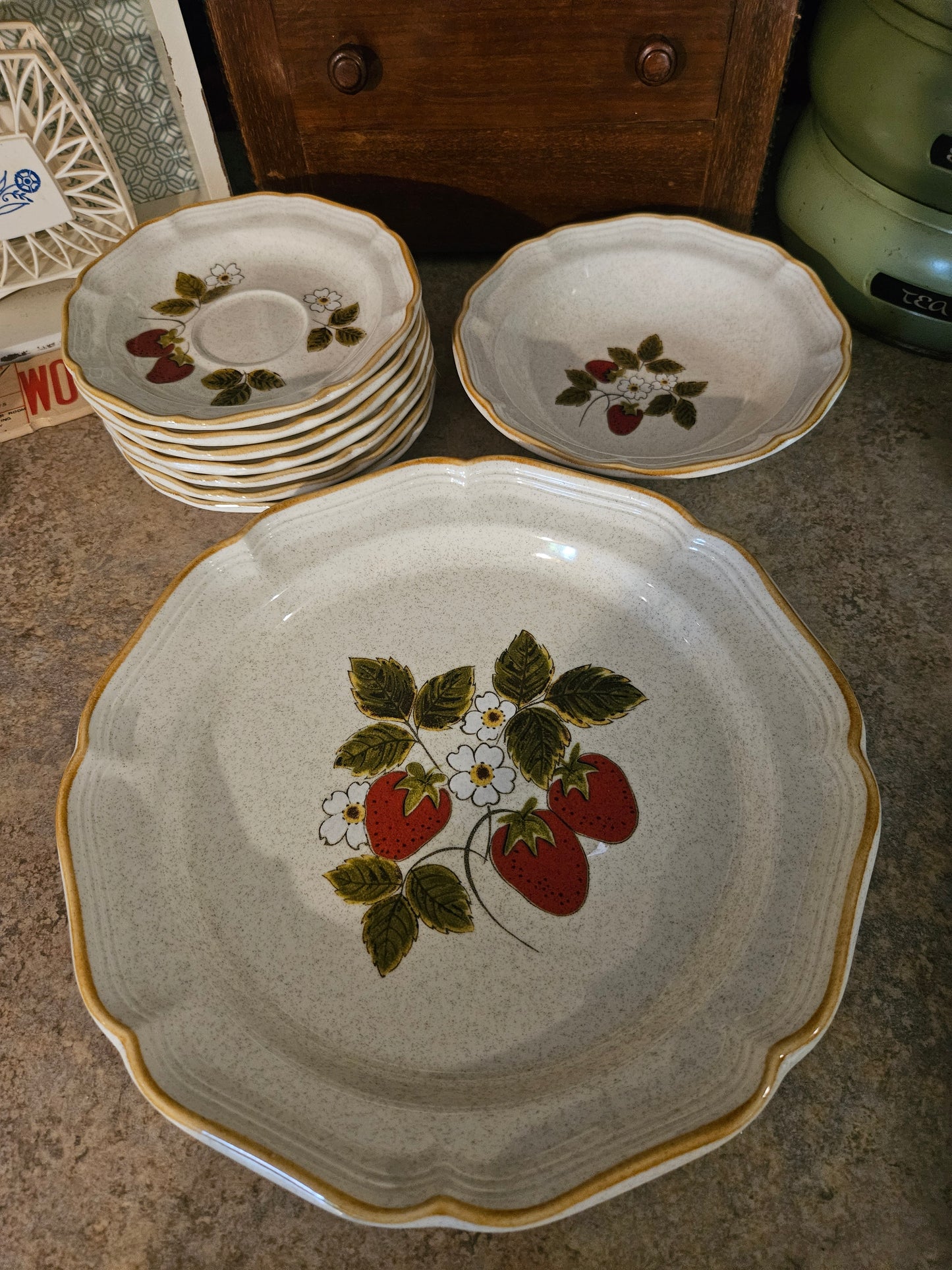 Mikasa Strawberry Festival 12-Piece Partial Dinnerware Set – EB-801 Made in Japan