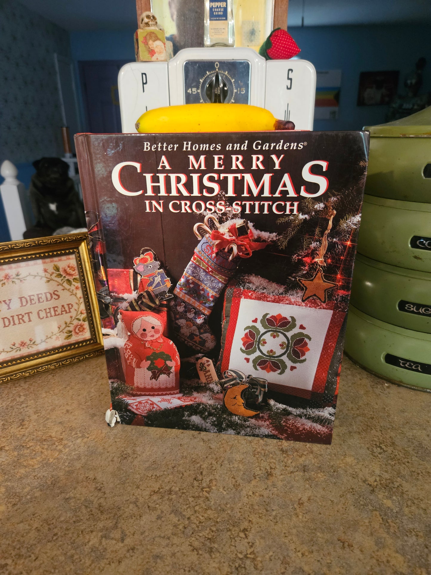 Better Homes and Gardens: A Merry Christmas in Cross-Stitch (1994)