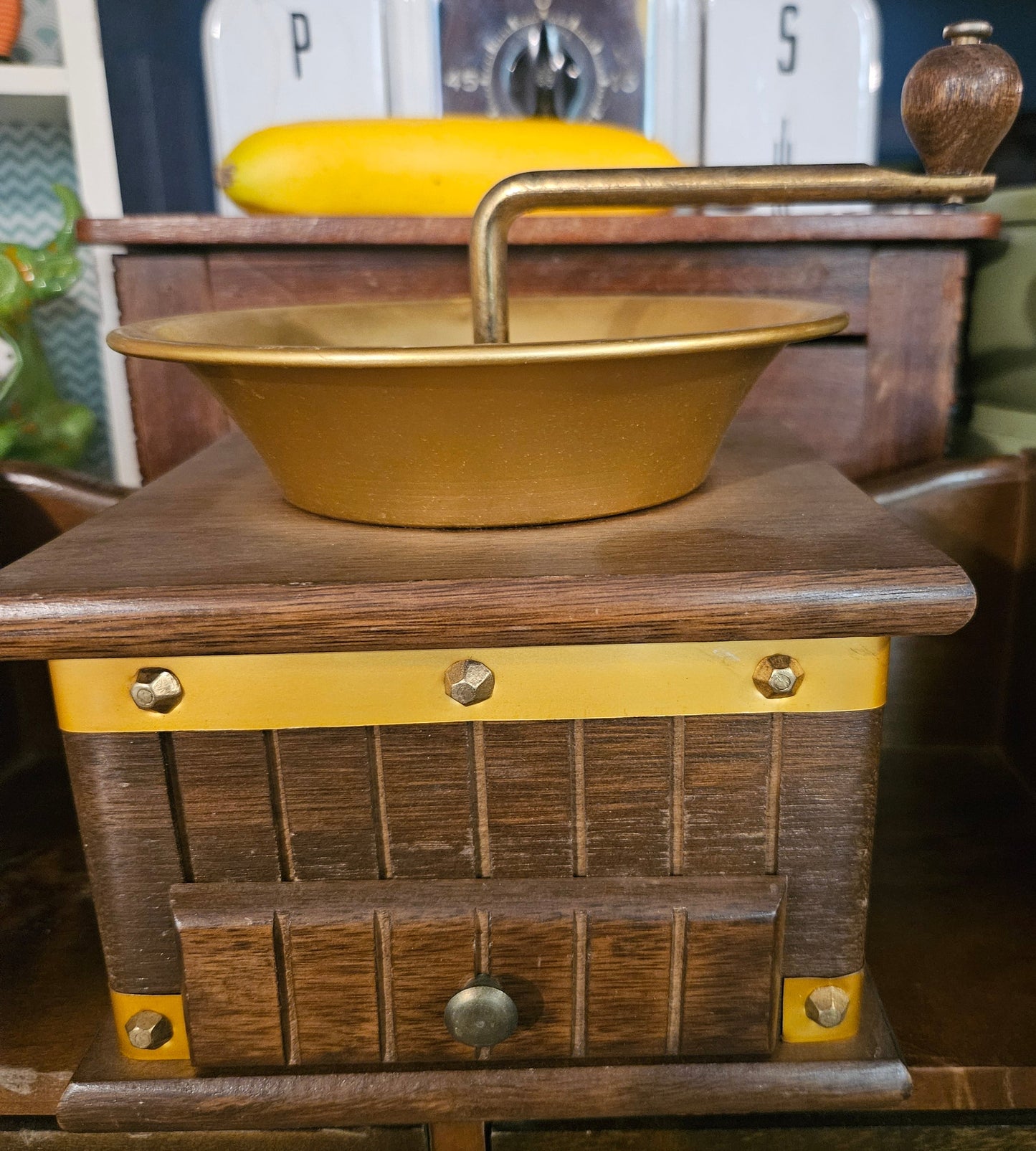Vintage Wooden Box Coffee Grinder – Brass Hardware, Working Mechanism
