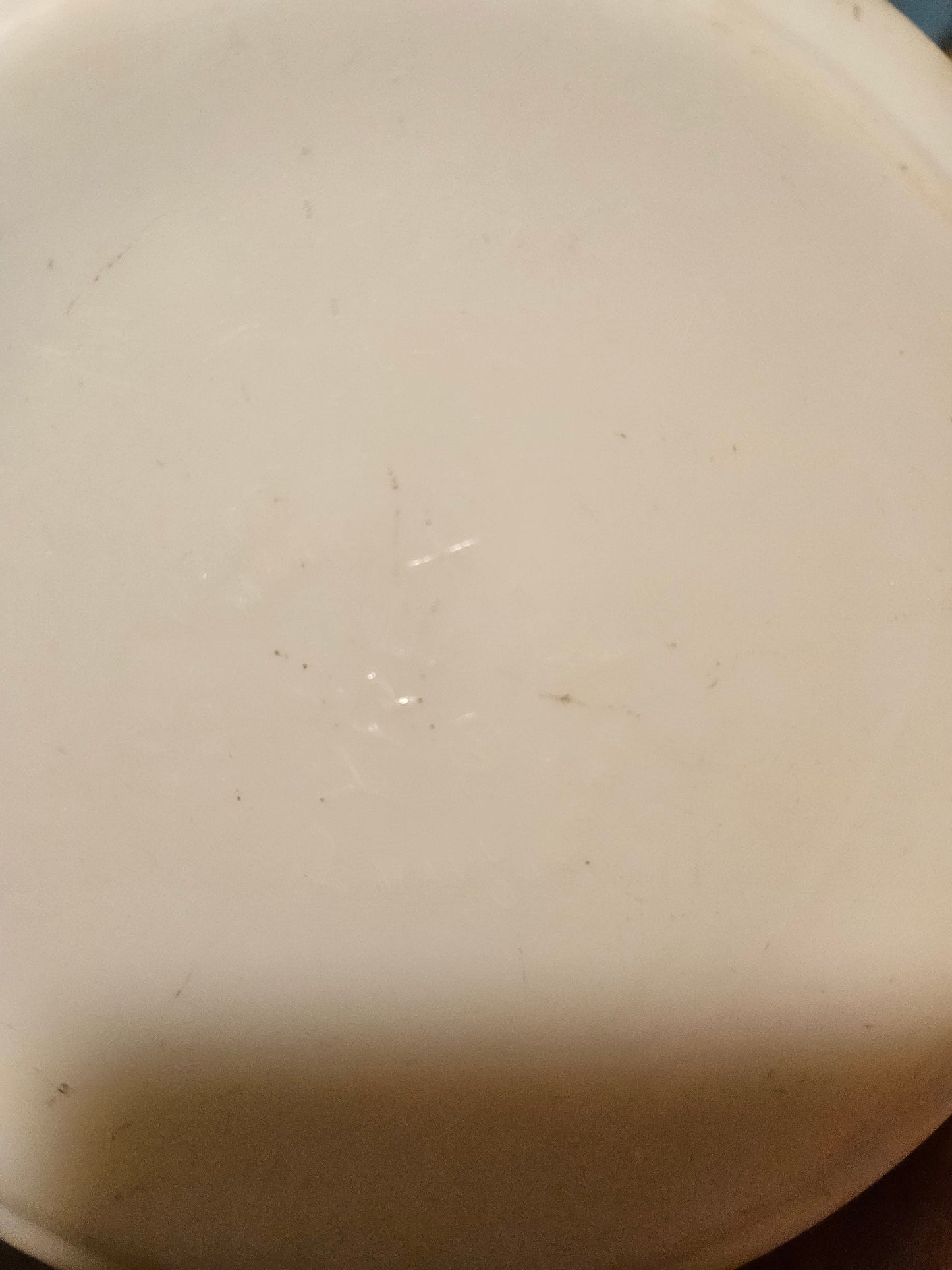 Bottom of Pyrex Spring Blossom 472 casserole dish showing normal wear and Pyrex markings