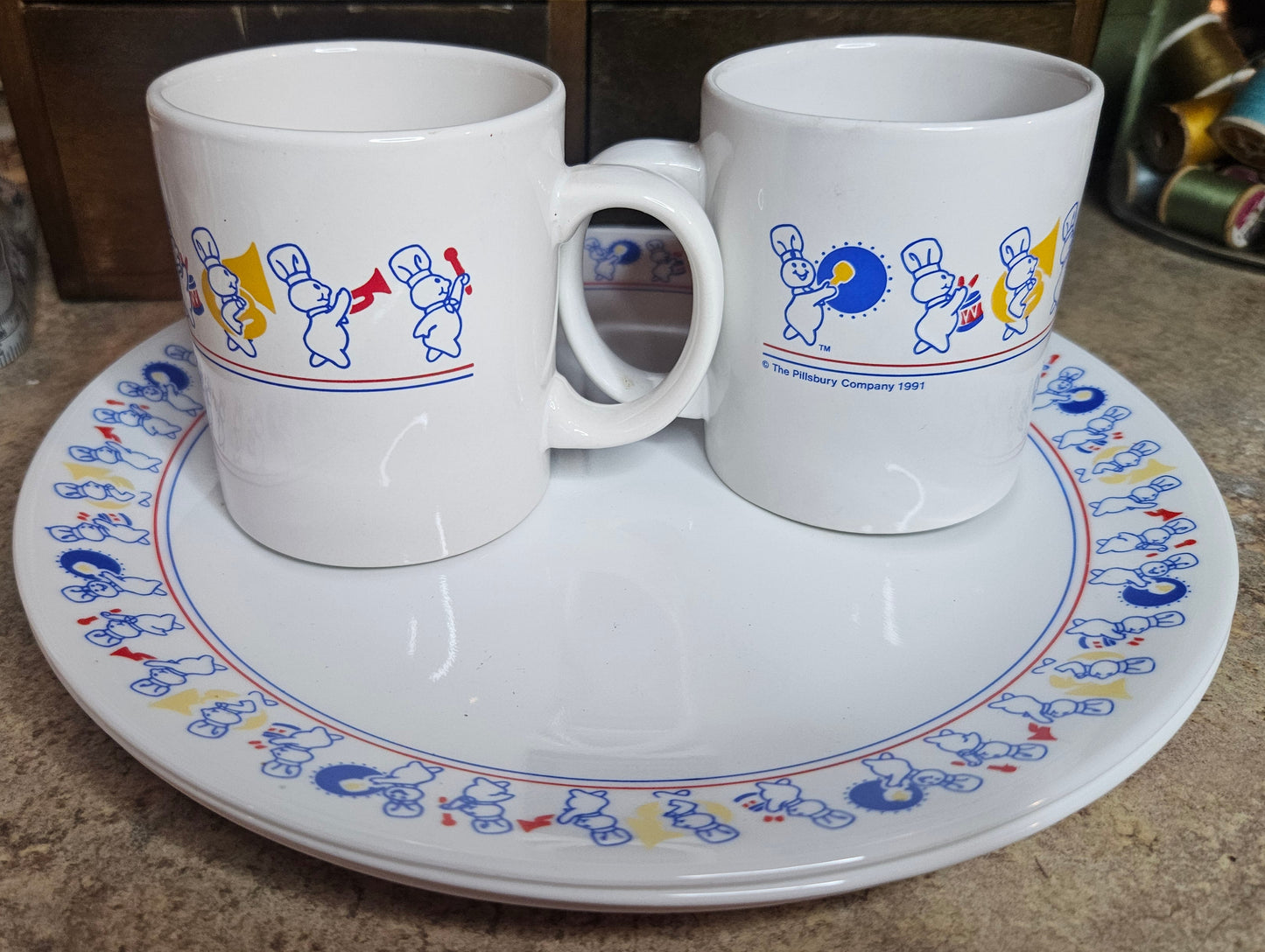 Corelle by Corning Pillsbury Doughboy 5-Piece Set – 3 Dinner Plates & 2 Mugs, 1991