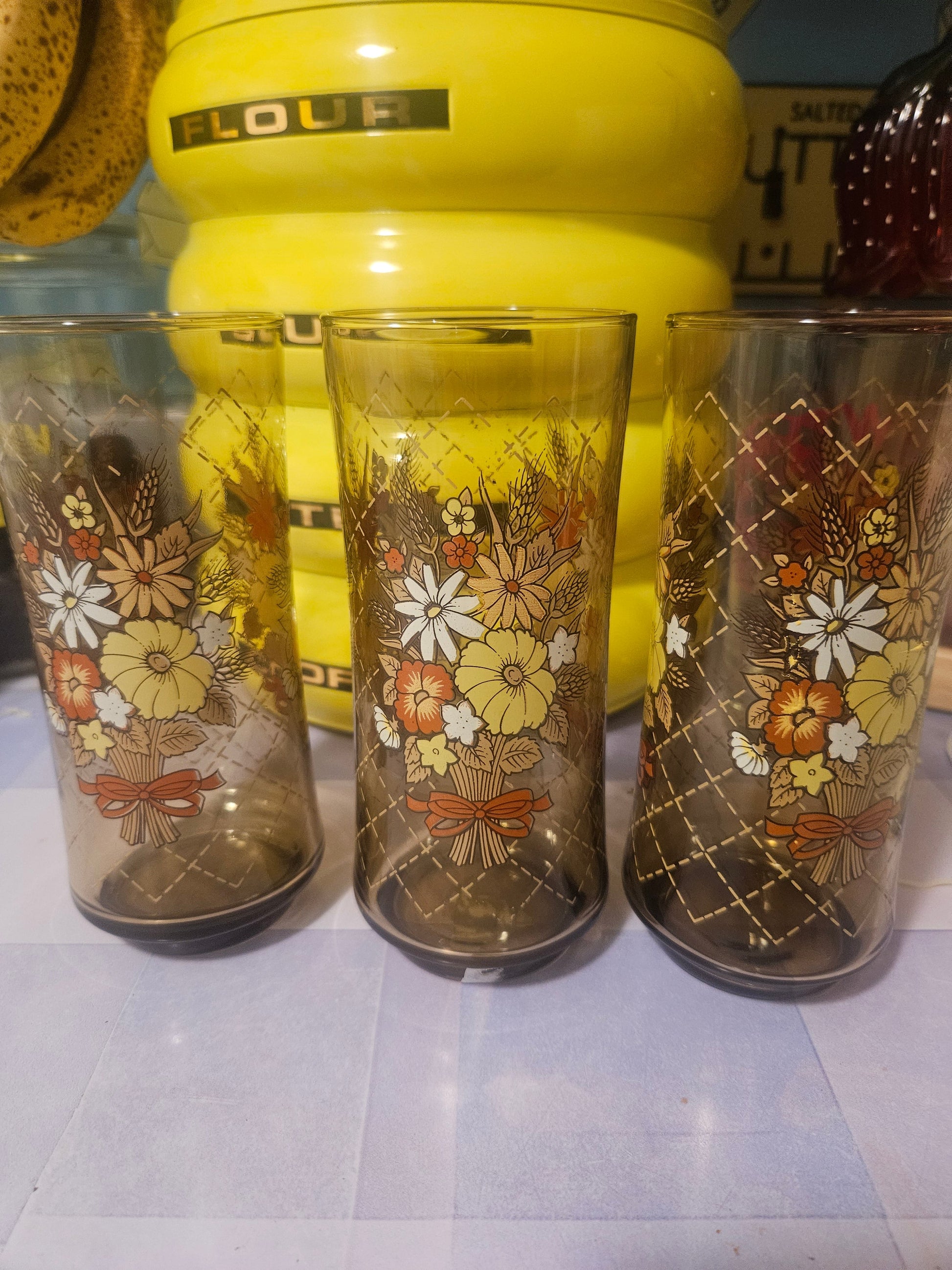 Set of 3 vintage smoky amber glass tumblers with 70s floral bouquet and gold diamond lattice pattern
