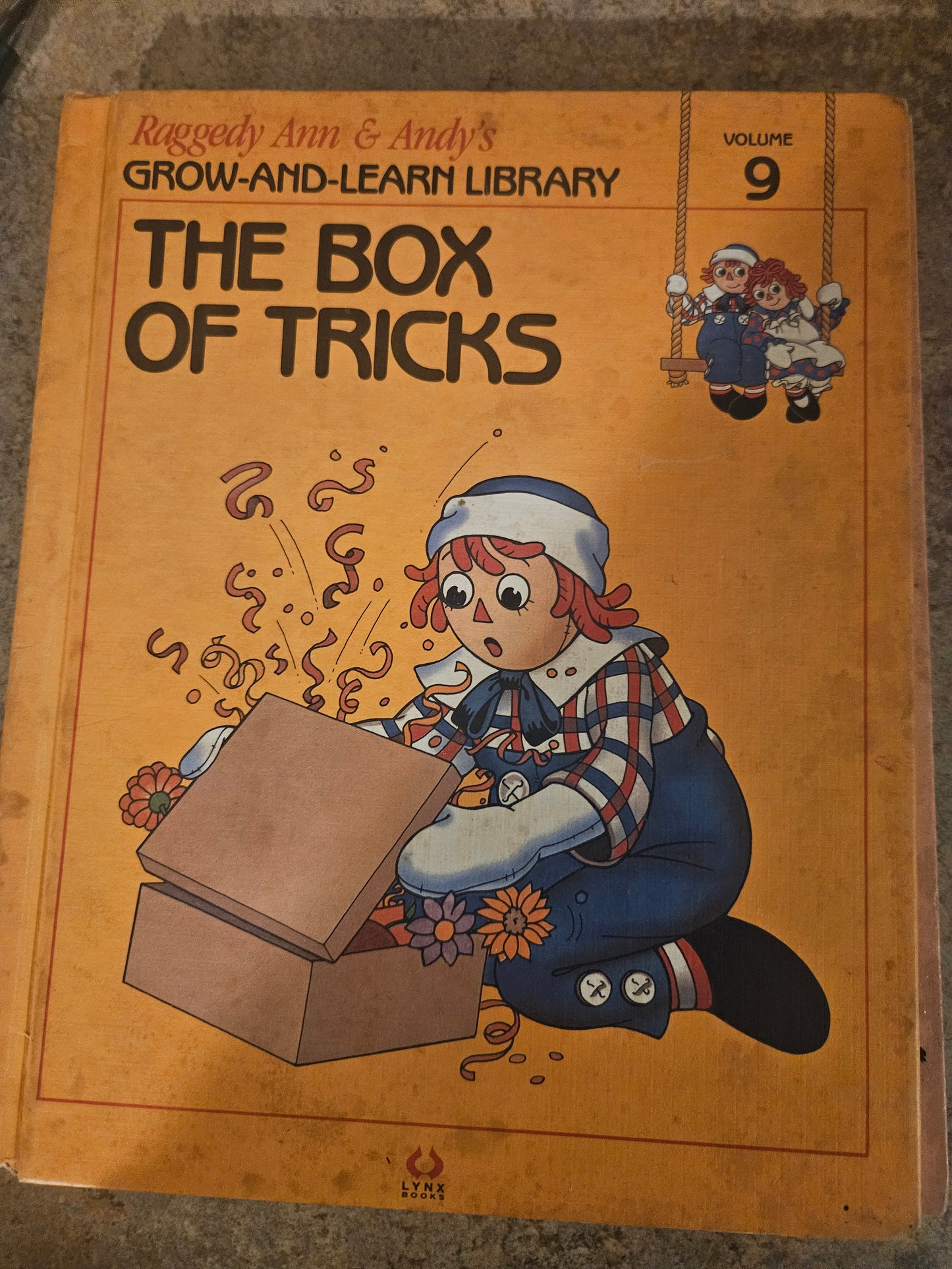 Raggedy Ann & Andy's Grow-and-Learn Library Vol. 9 – The Box of Tricks (Hardcover)